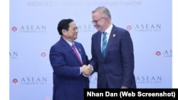 Thủ tướng Phạm Minh Chính (trái) bắt tay Thủ tướng Australia Anthony Albanese tại cuộc họp ở Phnom Penh, Cambodia, vào ngày 12/11/2022. Photo: VNA