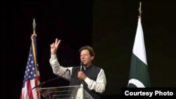 پاکستان کے وزیرِ اعظم عمران خان واشنگٹن کے کیپیٹل ون ایرینا میں پاکستانی کمیونٹی سے خطاب کرتے ہوئے۔