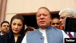 نواز شریف اور ان کی صاحبزادی مریم نواز گزشتہ ماہ اڈیالہ جیل سے رہائی کے بعد سے عوامی اجتماعات اور تقاریب سے دور ہیں اور ان کے بیانات بھی سامنے نہیں آ رہے۔ (فائل فوٹو)