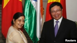 Ngoại trưởng Ấn Độ Sushma Swaraj gặp Bộ trưởng Ngoại giao Việt Nam Phạm Bình Minh tại Hà Nội, ngày 25/8/2014.